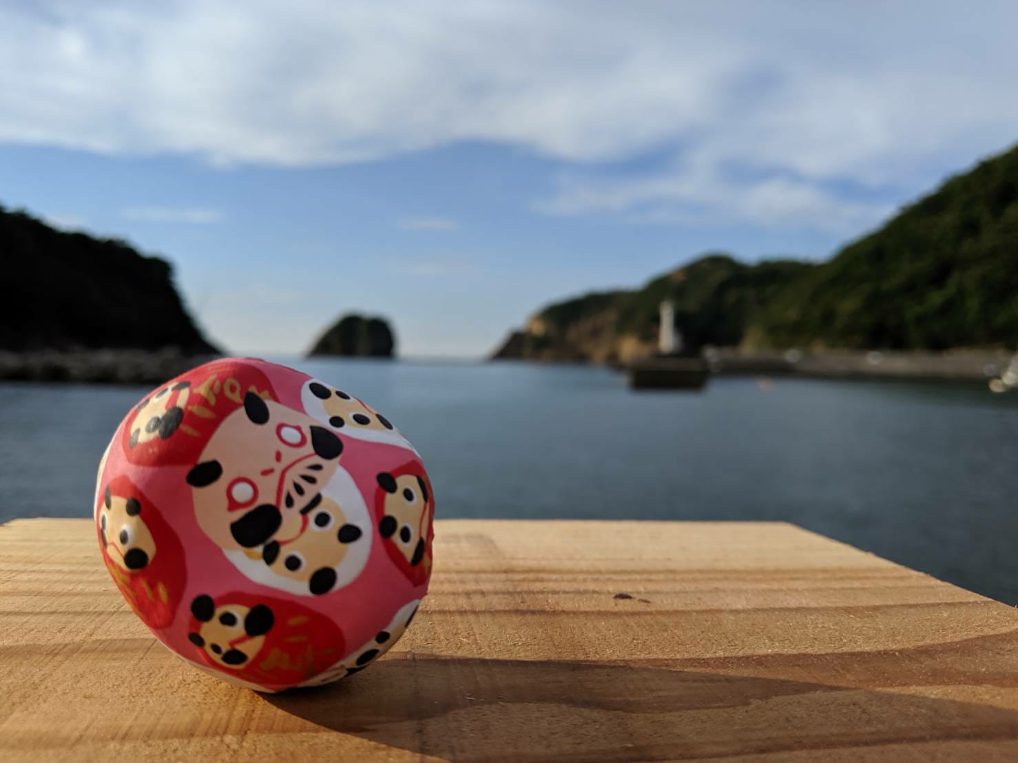 Un daruma in riva al mare